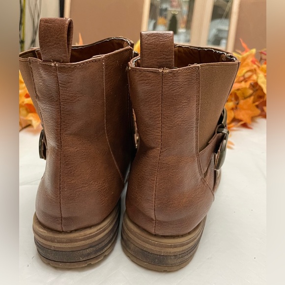 Size 7 short medium brown coloured unlined boots by ameta. - Picture 5 of 8